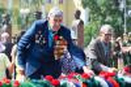 Поклонимся великим тем годам…