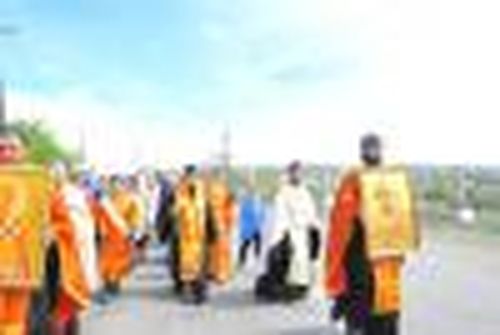 Под православные песнопения