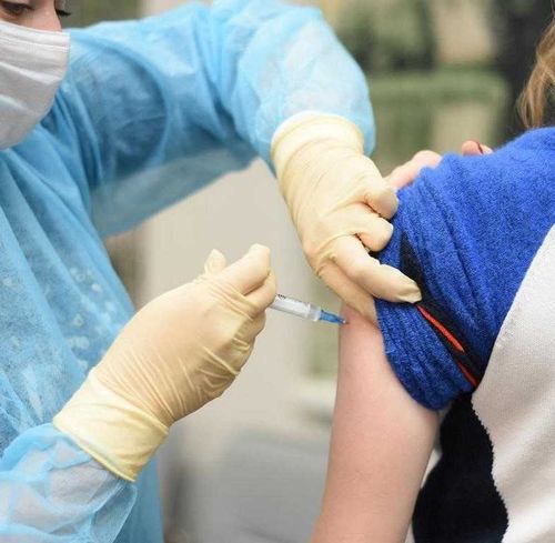 «Единая Россия» по всей Туве совместно с активистами «Молодой гвардии» рассказывают жителям о важности вакцинации от коронавируса