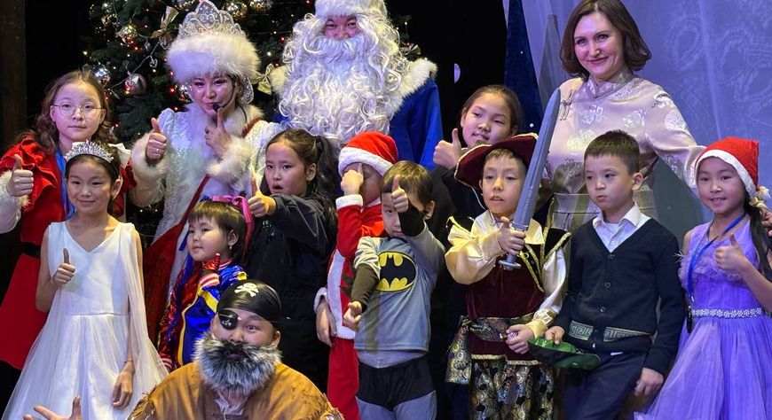 Отличникам, активистам и детям из многодетных семей: В Туве прошла особая новогодняя сказка