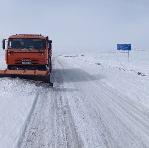 Дорожные службы Тувы приступили к очистке трасс после снегопадов