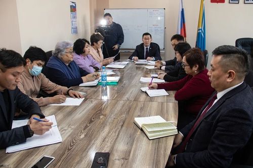 Төрээн дылга хамаарышкан айтырыгларны чугаалашкан