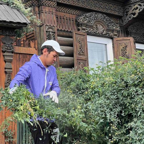 "Добрые сердца Тувы" помогли одинокой женщине по хозяйству