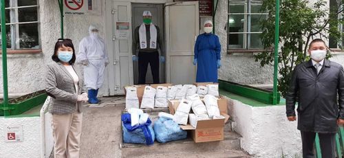 Медикам Чеди-Холя вручили СИЗы и продуктовые наборы