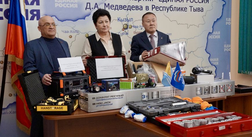 Депутаты Хурала представителей города Кызыла передали бойцам СВО специализированные технические средства