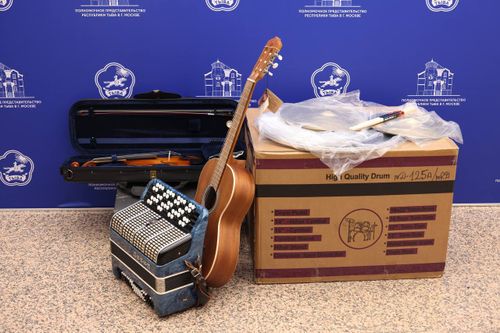 Студентам из Тувы, обучающимся в Высшем театральном училище, передали музыкальные инструменты