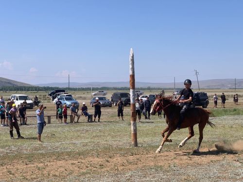 В Каа-Хемском районе Тувы прошли отборочные соревнования по конным скачкам