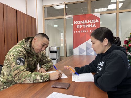 Участники СВО из Тувы поставили подписи в поддержку Владимира Путина