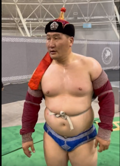 Победитель республиканского турнира по национальной борьбе «Хуреш» в Тыве - Тюлюш Сайын-Белек