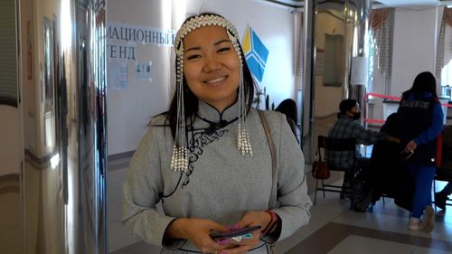 Сегодня - третий день голосования. Все чаще жители Тувы приходят на участки в национальных костюмах