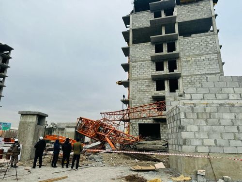 На строительной площадке в Кызыле произошел инцидент: упал строительный кран