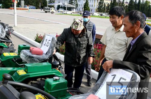 В Туве чемпионы в отрасли животноводства получили сельхозтехнику