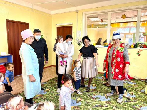 Елена Ховалыг встретилась с родными и близкими мобилизованных земляков из села Кара-Хаак