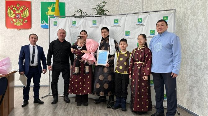 Молодые семьи Тувы получили жилищные сертификаты
