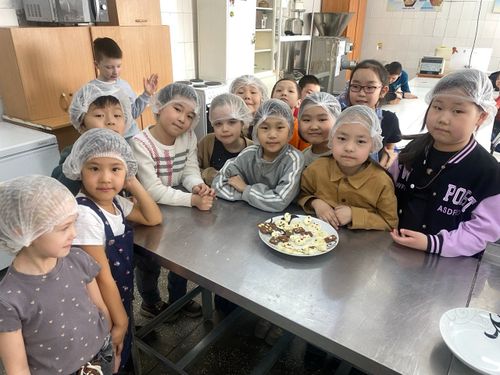 В Тувинском госуниверситете провели шоколадный мастер-класс для школьников