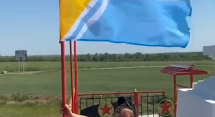 Сотрудник МЧС России из Тувы установил флаг республики у буддийского субургана в Донецкой области