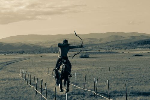Стрельба из традиционного лука… на лошади