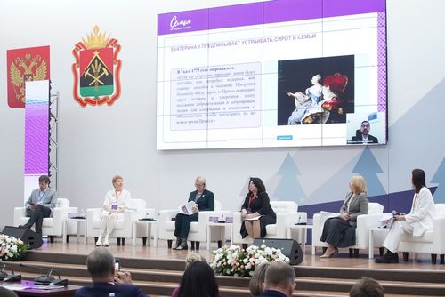 Окружной форум «Семья на первом месте: эффективная система профилактики социального сиротства» проходит в Кузбассе