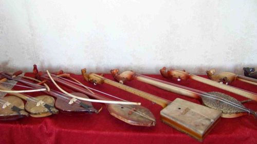 Коллектив Тувинского государственного театра кукол передаст в дар Театральному музею два старинных национальных инструмента республики 