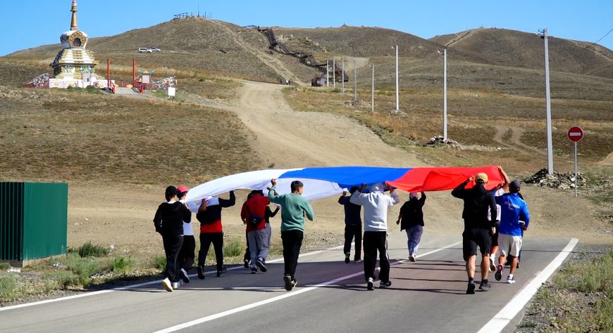 В Кызыле состоялся автопробег ко Дню Государственного флага России