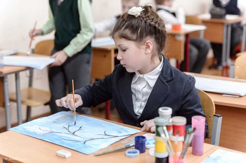 Школьники Тувы могут нарисовать «Елку Победы» и открытку