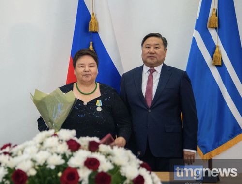 В Туве вручили государственные награды отличившимся деятелям разных отраслей