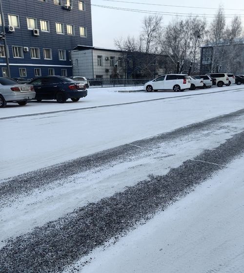 Медики напоминают о важности соблюдения правил безопасного вождения в условиях весеннего гололеда