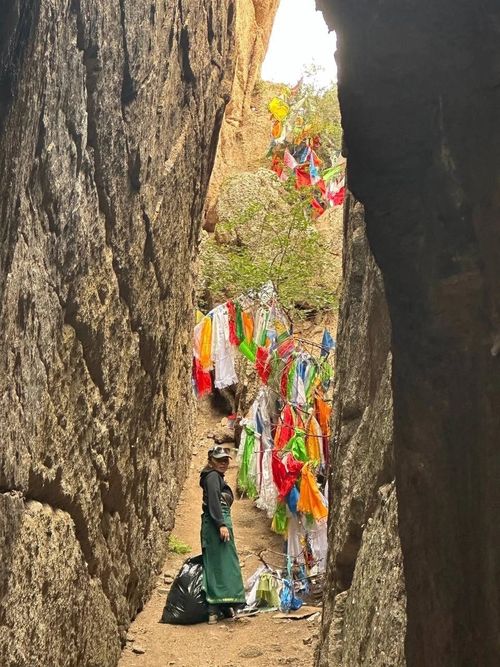 Работники культуры Эрзина организовали акцию по очистке священной горы "Кежеге"