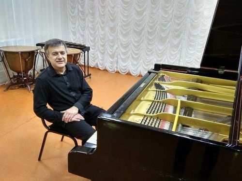 В Кызыле проходят мастер-классы пианиста Владимира Потапова