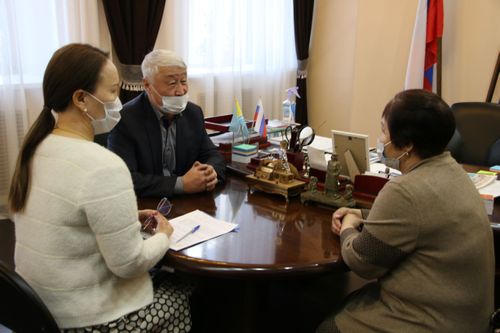 Депутаты Верховного Хурала оказали помощь погорельцам из села Чазылары