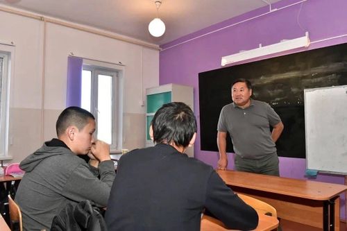 Улуг орук бичии-бичии базымнардан эгелээр.