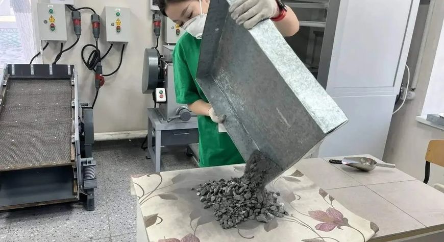 В Ак-Довураке студенты-горняки соревнуются в обогащении полезных ископаемых