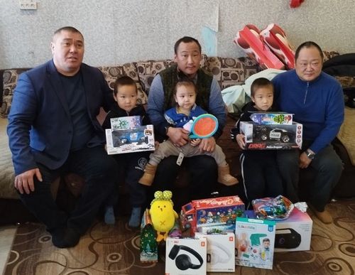 Дайынчы хөделиишкиннер хоочунунуң ажы-төлүнге белектер