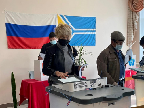 Сенатор Дина Оюн проголосовала на родном избирательном участке в столице Тувы