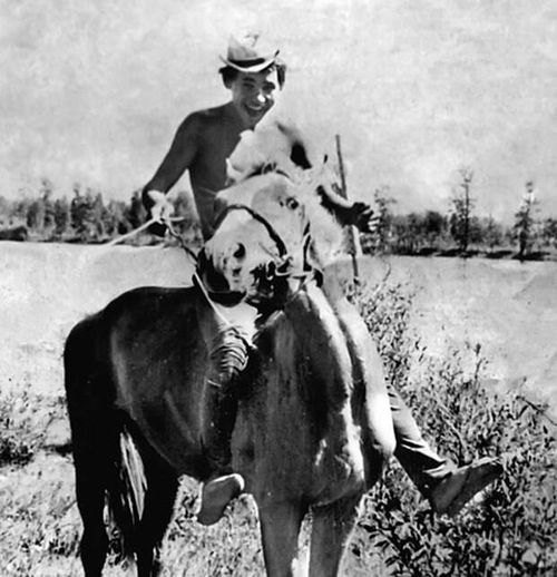 Сегодня на канале  ОРТ выйдет специальная программа «Ради жизни» о детстве, юности Героя России Сергея Шойгу