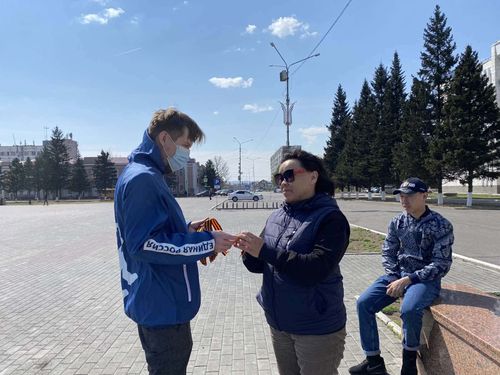 В Кызыле прошла акция «Георгиевская ленточка» от волонтеров «Единой России»