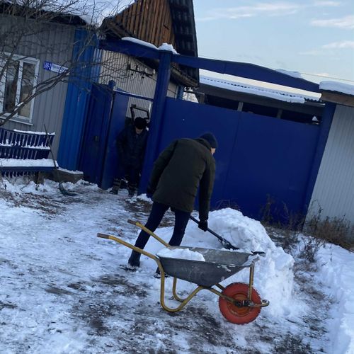 В Туве активисты помогают ветеранам с уборкой снега 