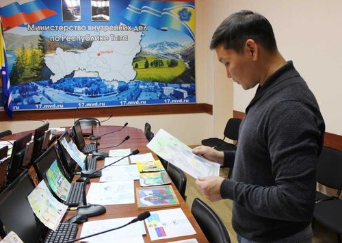 В Туве проходит конкурс рисунков «Мои родители работают в полиции!»