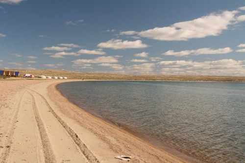 На базе отдыха озера «Торе-Холь» под колеса авто подростка попала 2-летняя девочка