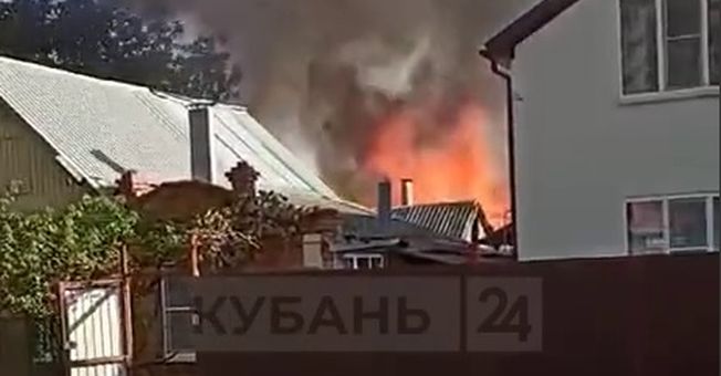 В Краснодаре горит частный дом на площади 100 кв. метров