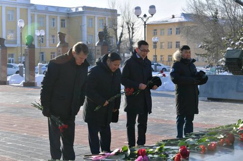 В Туве возложили цветы к мемориалу неизвестного солдата
