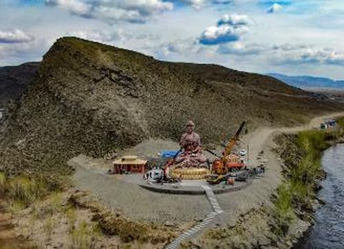 В Туве возводят 15-метровую статую Будды