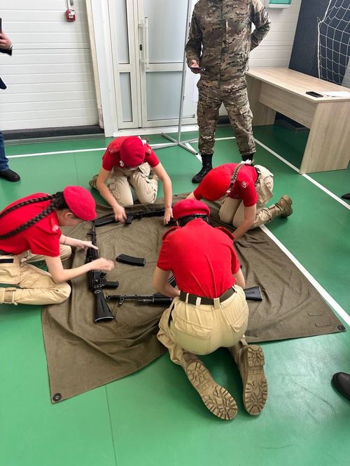 В Кызыле прошла военно-спортивная игра «Девушки в погонах»