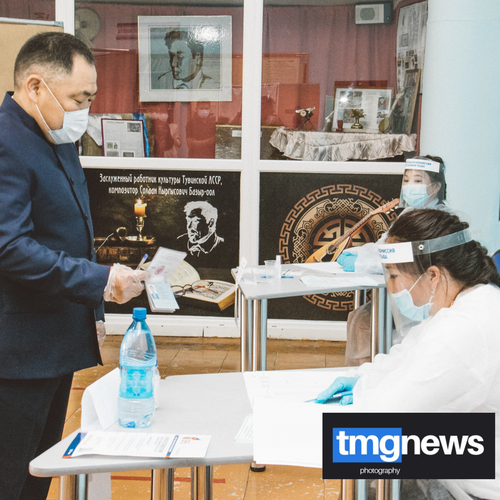 Глава Тувы проголосовал со своей семьей