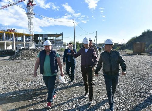 Глава Тувы проинспектировал ход строительства школы в микрорайоне «Монгун»