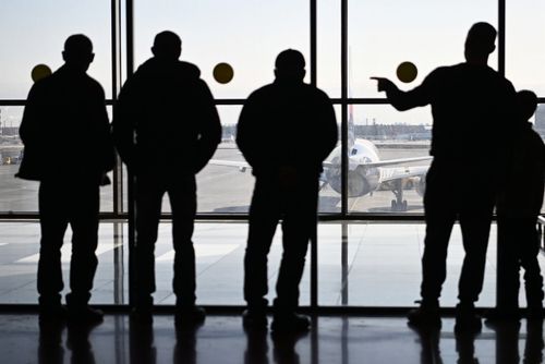 Д.Песков назвал информационной диверсией сообщения о якобы запрете выезда мужчин из России