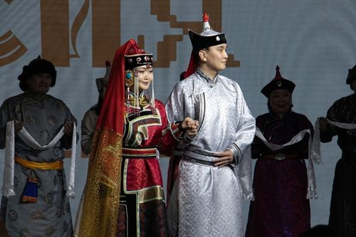 За церемонией бракосочетания Начына Кунзен-оола и Белекмы Ондар наблюдали сотни людей