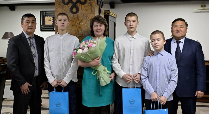 Глава Тувы провёл личный приём граждан и поддержал патриотические инициативы