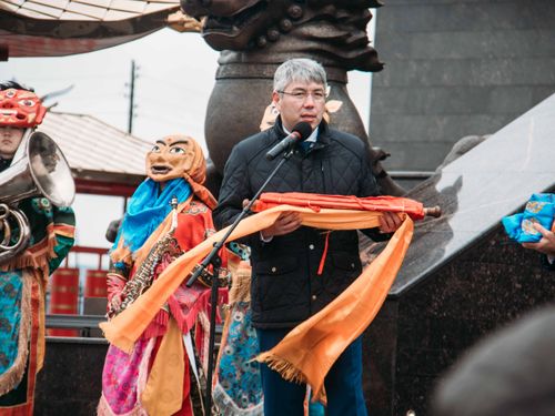 Глава Бурятии преподнес в дар новому монастырю статуэтку Будды 19 века