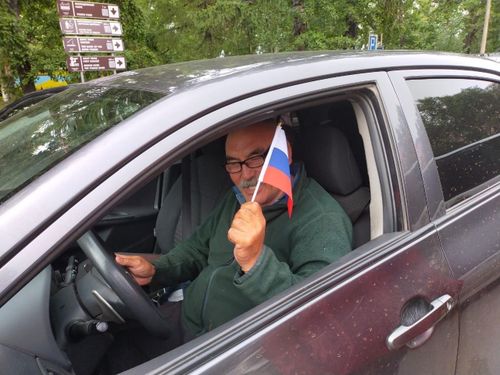 Гордо реет флаг России